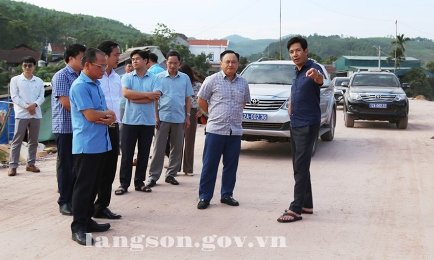 Đồng chí Lương Trọng Quỳnh, Phó Chủ tịch UBND tỉnh kiểm tra tình hình thực hiện dự án Đường đến trung tâm các xã nghèo miền núi 30a, bảo đảm an sinh xã hội và phục vụ an ninh quốc phòng tại huyện Đình Lập (giai đoạn 2)