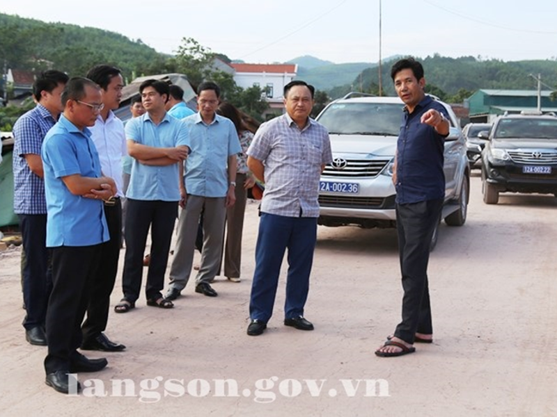 Đồng chí Lương Trọng Quỳnh, Phó Chủ tịch UBND tỉnh kiểm tra tình hình thực hiện dự án Đường đến trung tâm các xã nghèo miền núi 30a, bảo đảm an sinh xã hội và phục vụ an ninh quốc phòng tại huyện Đình Lập (giai đoạn 2)