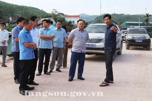Đồng chí Lương Trọng Quỳnh, Phó Chủ tịch UBND tỉnh kiểm tra tình hình thực hiện dự án Đường đến trung tâm các xã nghèo miền núi 30a, bảo đảm an sinh xã hội và phục vụ an ninh quốc phòng tại huyện Đình Lập (giai đoạn 2)